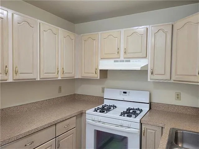 222 David St — Photo 9