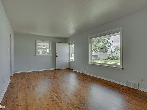 4th image of 215 W 13th St