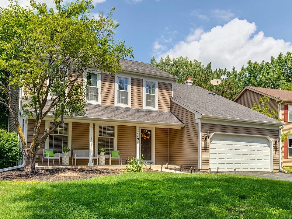 Welcome to 719 Old Hunt in beautiful Fox River Gro