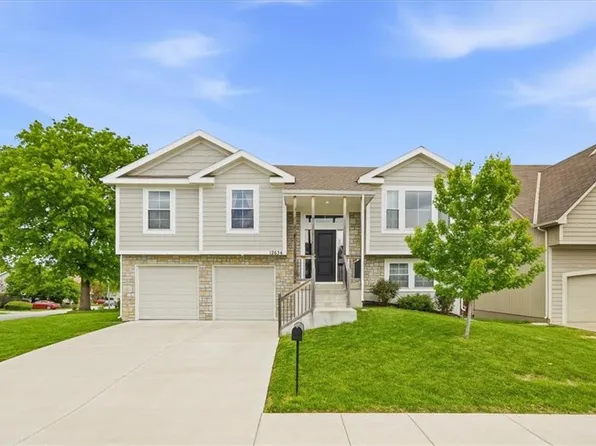 12634 Fountain Lake Cir, Grandview, MO 64030