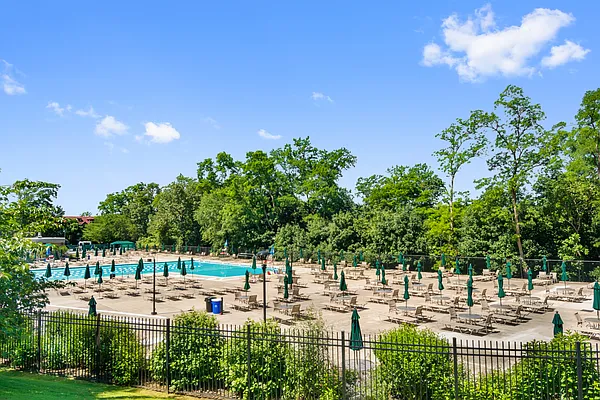 Sold by Grand Lux Realty | media 15