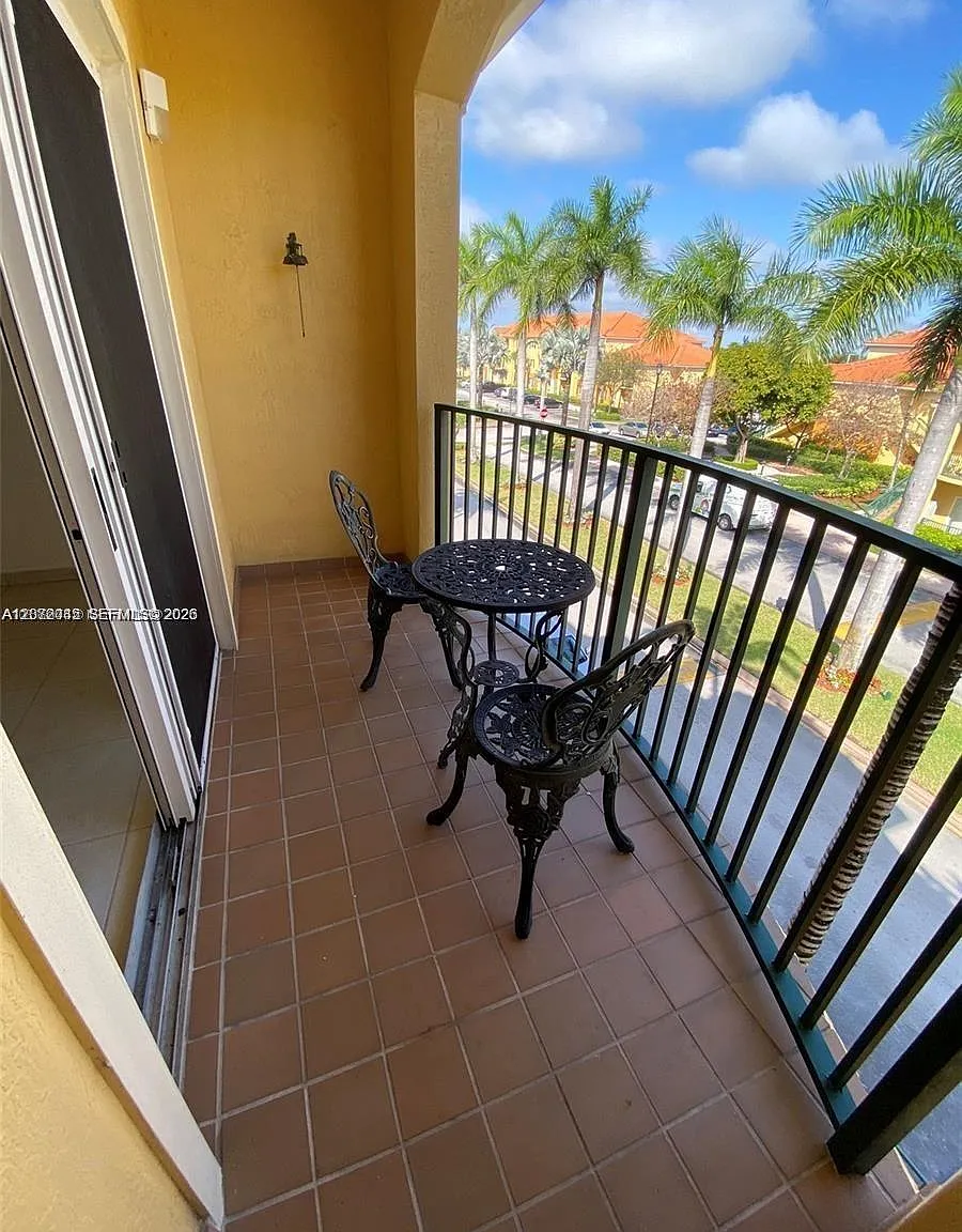 2 bed, 870 sqft, $2,350 — Photo 2