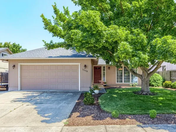 1178 White Chapel Dr, Central Pt, OR 97502