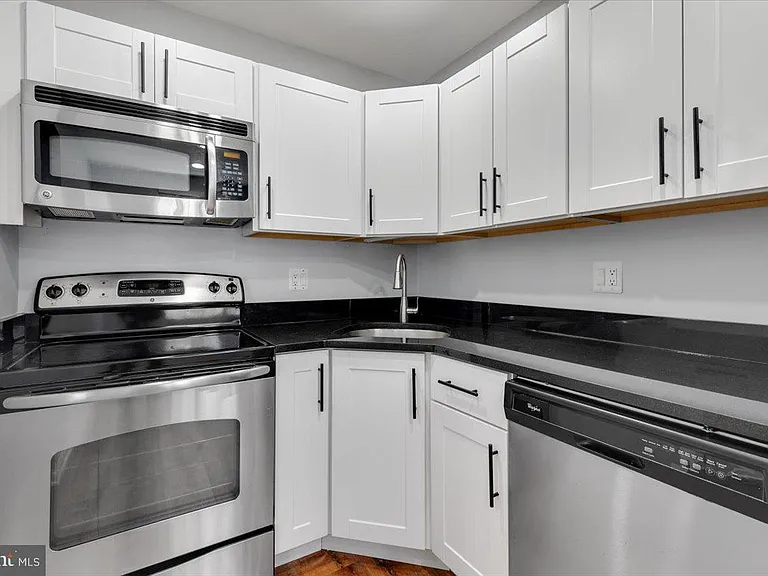 1909 N Rhodes St #25 — Photo 10