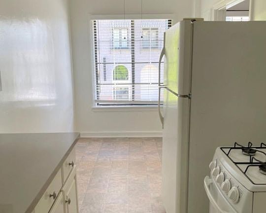 2nd image of 319 W Wilson Ave #202