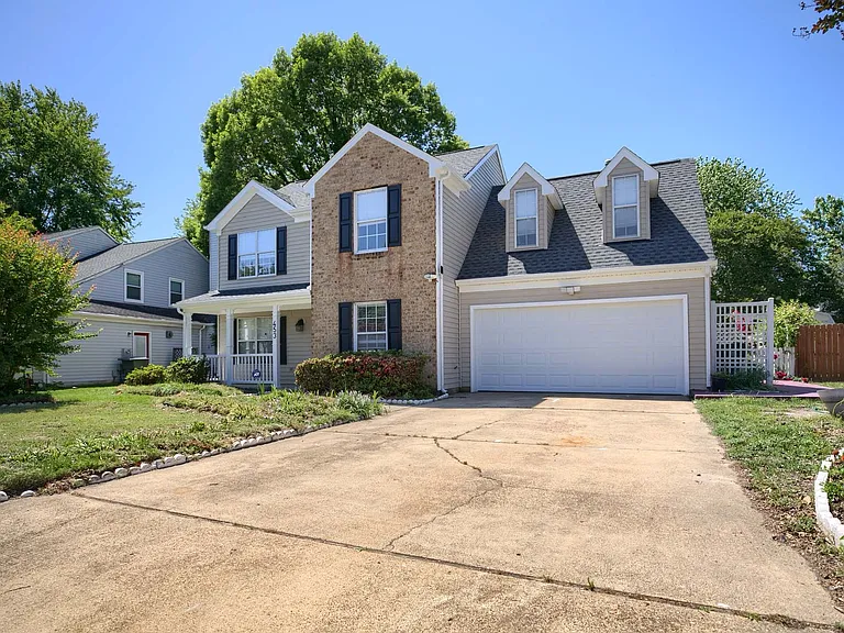 453 Waverly Pl — Photo 3