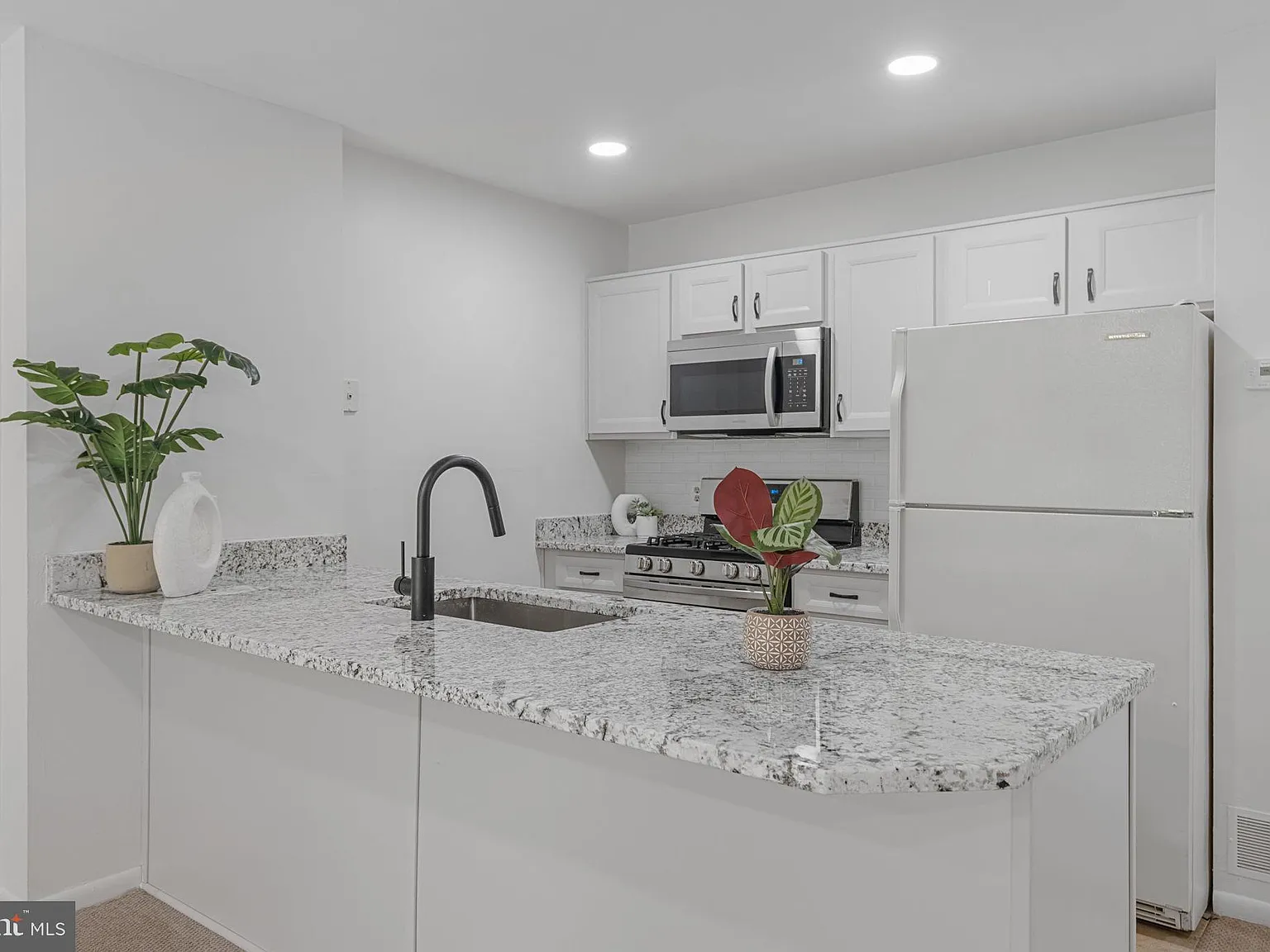 2 bed, 2.5 bath, 1252 sqft, $2,300 — Photo 2