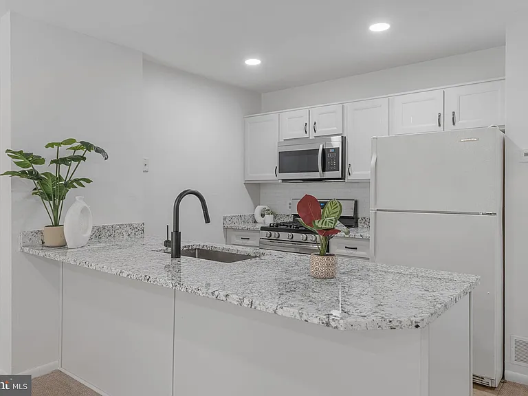 1019 Bancroft Pl — Photo 2