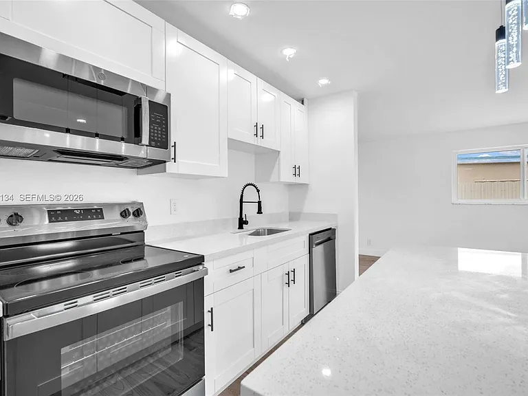 2572 NW 20th St — Photo 35