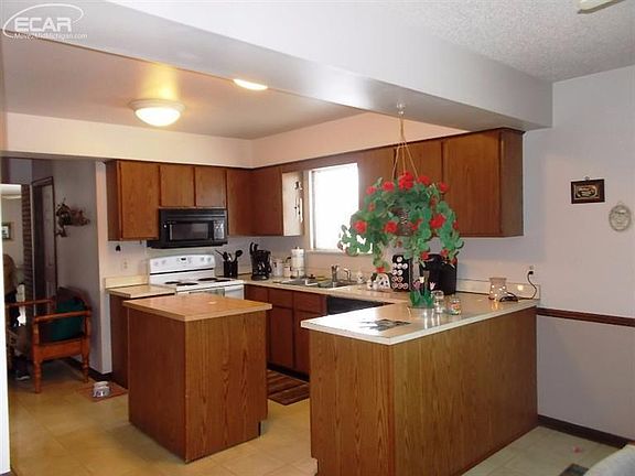 3rd image of 5137 Woodstock Dr
