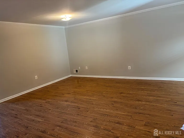 131 Murray Dr — Photo 6