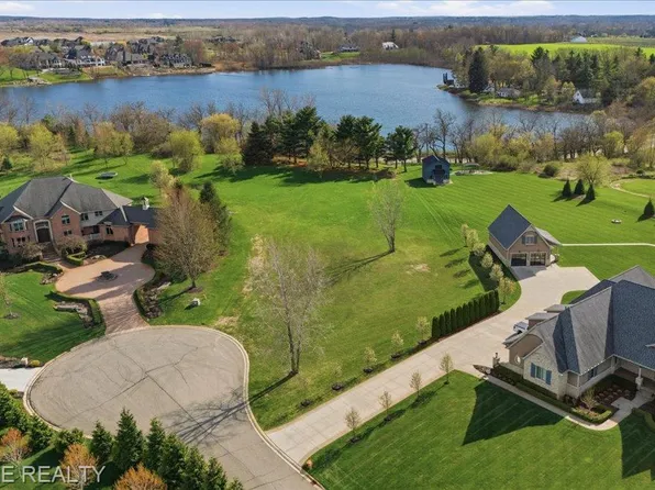 69225 Lake Point Ct, Romeo, MI 48065