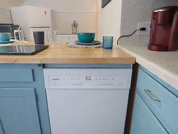 Kitchen

Fully equipped kitchen _ move-in ready

Keurig, air fryer, Instant Pot included