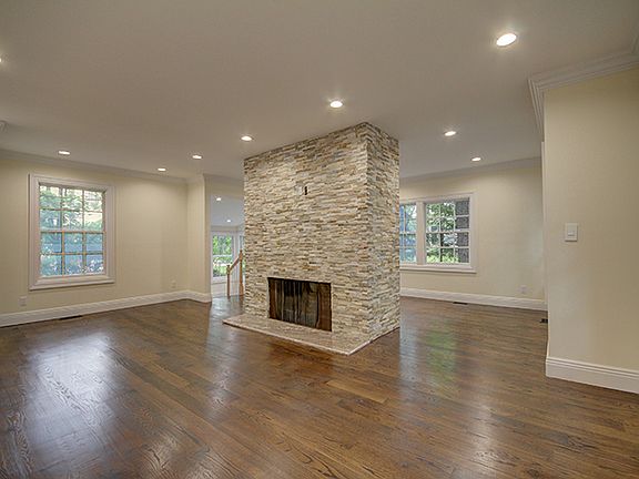 3rd image of 35 Nassau Dr
