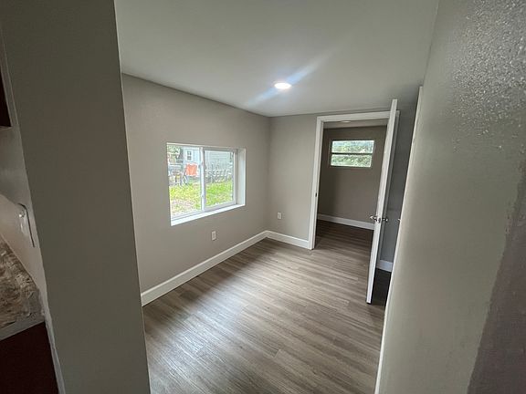5th image of 2615 S Laurel Ave
