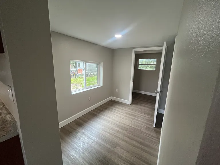 2615 S Laurel Ave — Photo 5