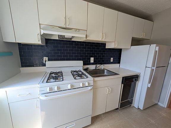 3rd image of 576 Whitney Ave #3E