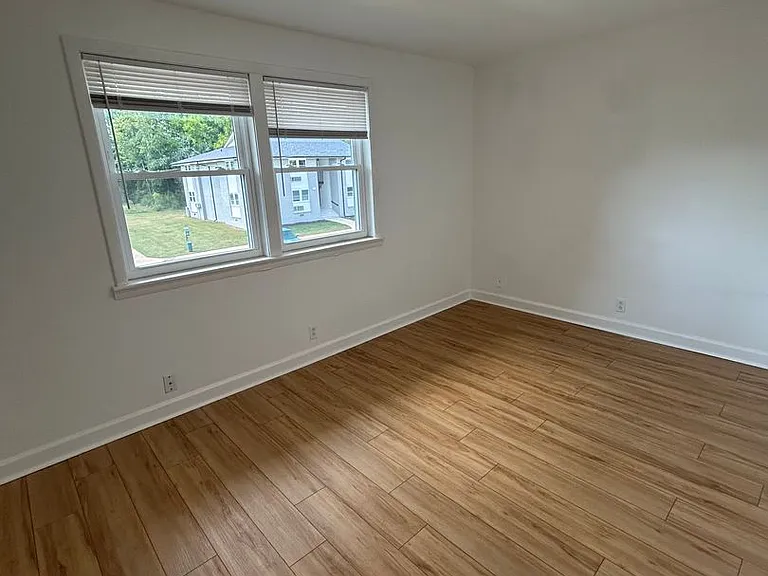 405 Oak Street — Photo 12