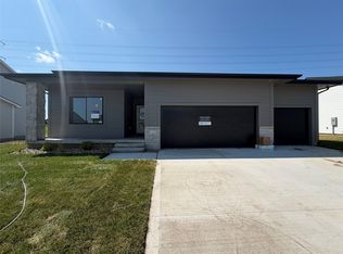 16314 Ironwood Ln, Urbandale, IA 50323