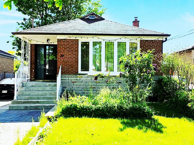 34 Crocus Dr #MAIN FLR — Photo 3
