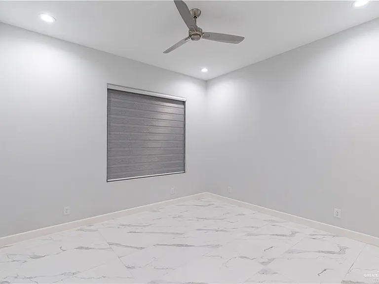 2416 S Thames Dr — Photo 18