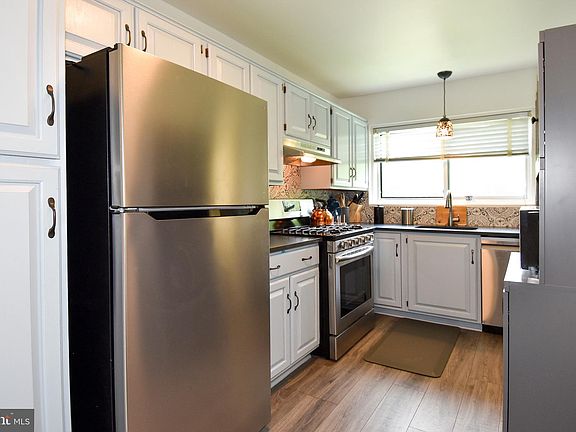 2nd image of 10613 Weymouth St APT 201