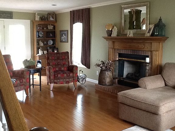 Great room has east/west/north exposure
						:
						Twin built in bookcases with closed storage at bottom. Foyer & kitchen entrance