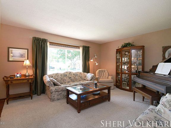 5th image of 4601 Bluegrass Dr SE
