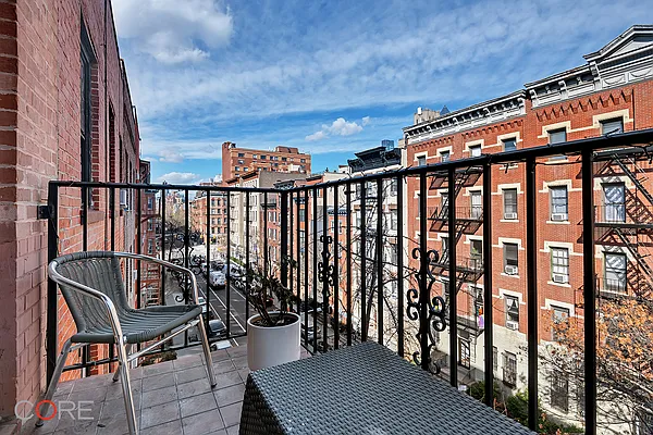 Rented by CORE | media 9