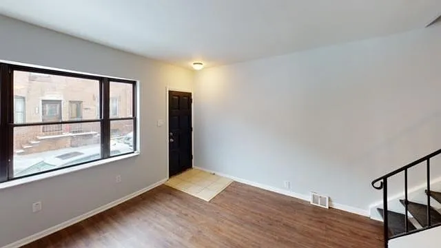 3 bed, 1.5 bath, 940 sqft, $2,100 — Photo 3