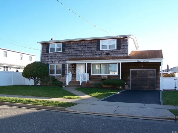 3 Argyle Lane, Massapequa, NY 11758