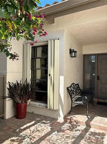 3 bed, 2.0 bath, 1580 sqft, $4,000 — Photo 2