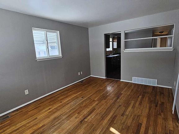 3rd image of 2458 River Dr