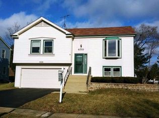650 Newcastle Dr, Roselle, IL 60172