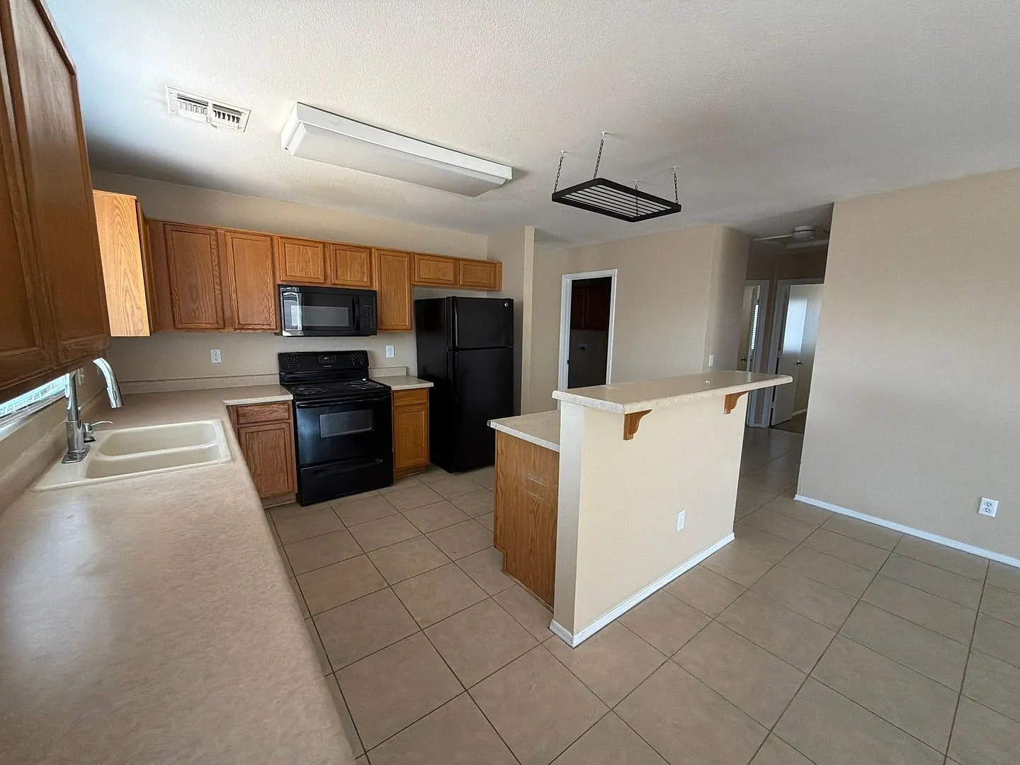 4 bed, 2.0 bath, 1935 sqft, $2,000 — Photo 4
