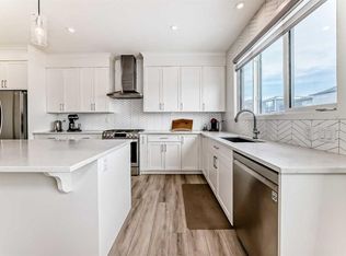 24 W Royston Rise NW, Calgary, AB T3L 0J2