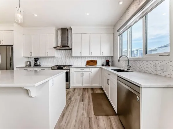 24 W Royston Rise NW, Calgary, AB T3L 0J2