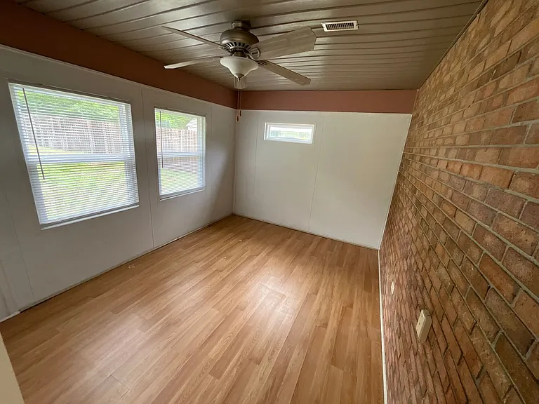 4050 Linwood Dr — Photo 8