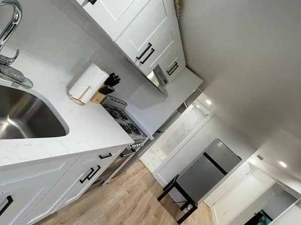 88 Centre Avenue image 1 of 9