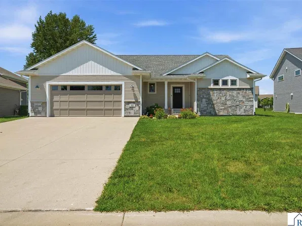 820 Fieldcrest Dr, Mankato, MN 56001