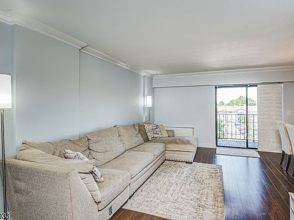 3rd image of 10 N Wood Ave #418