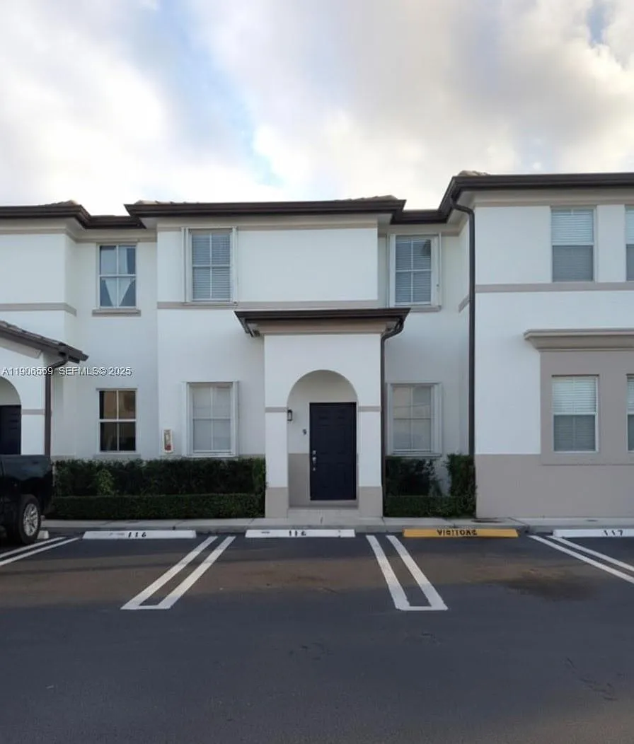 3 bed, 1360 sqft, $2,900 — Photo 1
