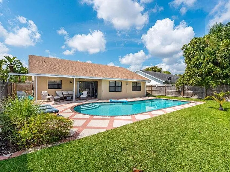 9102 Bedford Dr — Photo 1