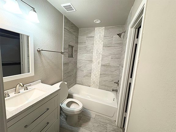 5th image of 535 Woodbine Ave