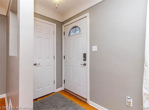 4th image of 33165 Cloverdale Ave