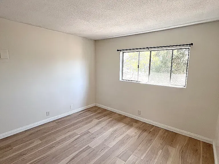 889 N Laurel Ave #10 — Photo 2