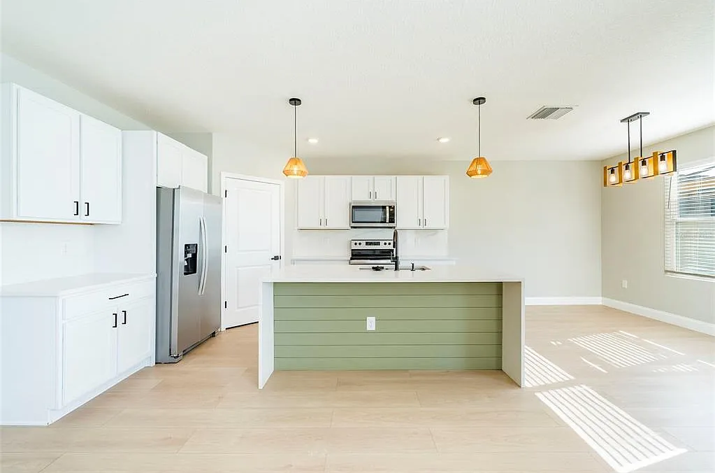 3 bed, 2.5 bath, 1961 sqft, $2,375 — Photo 2