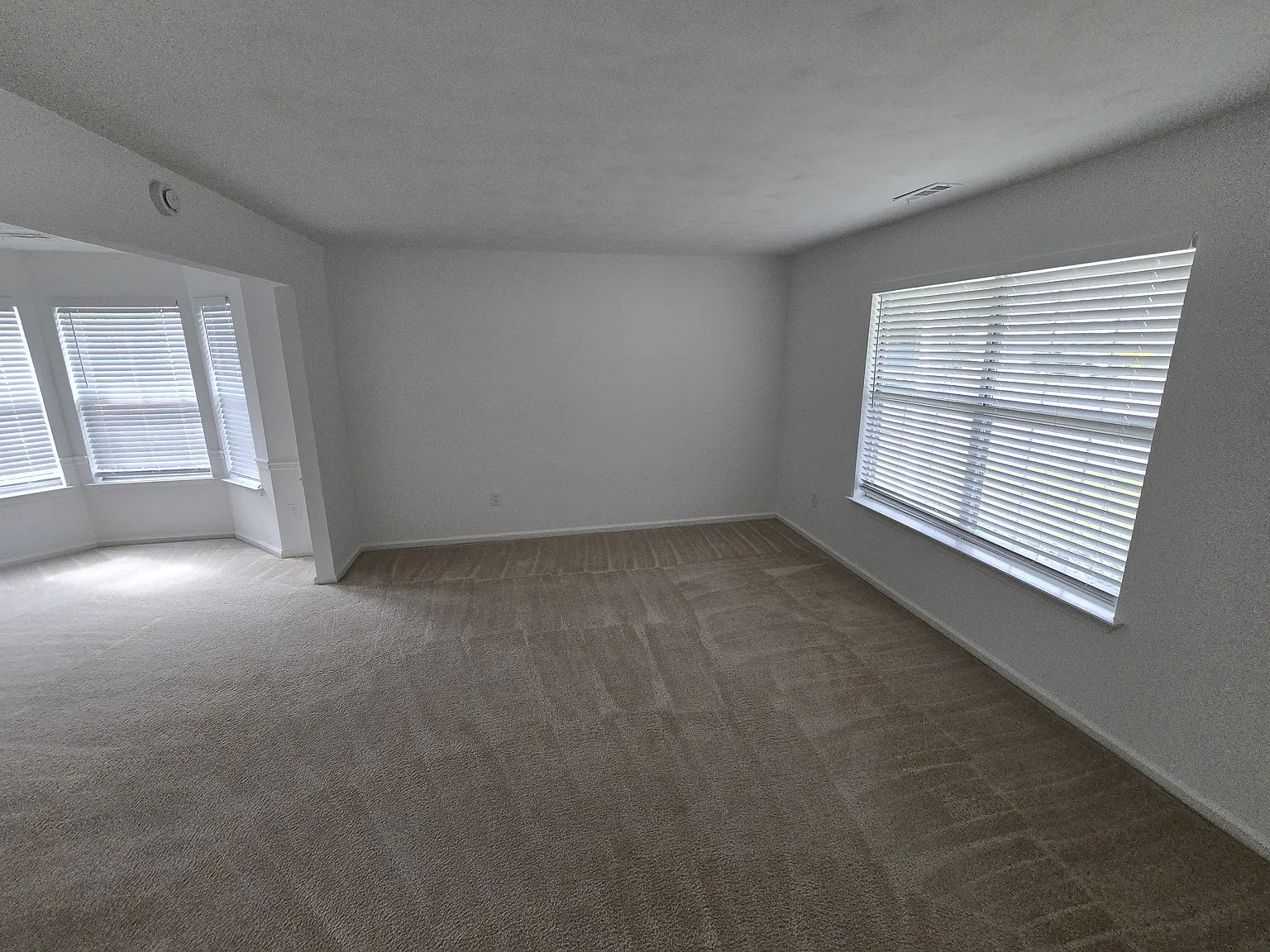 4 bed, 2373 sqft, $2,300 — Photo 3
