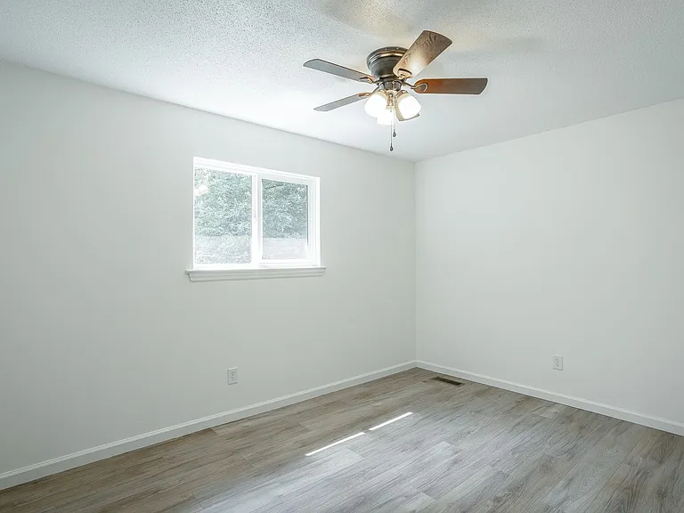 1364 Meadowood Dr — Photo 20