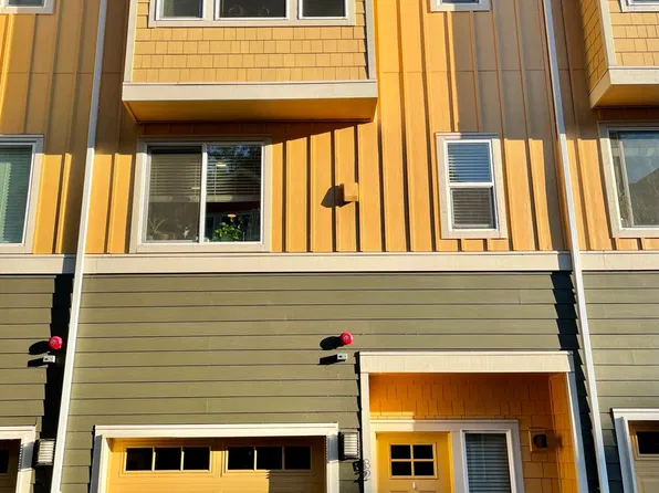 23000 NE 8th St Unit B-2, Sammamish, WA 98074